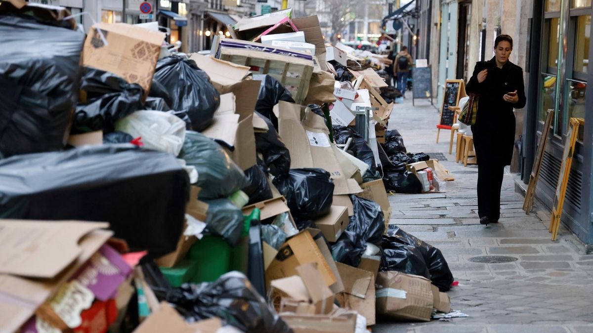 Fotky: Takhle vypadá Paříž, když se dva týdny nevyváží odpad